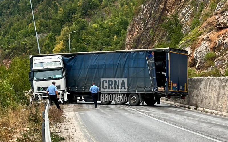 Kamion popriječio put, velike gužve na putu Sarajevo – Pale