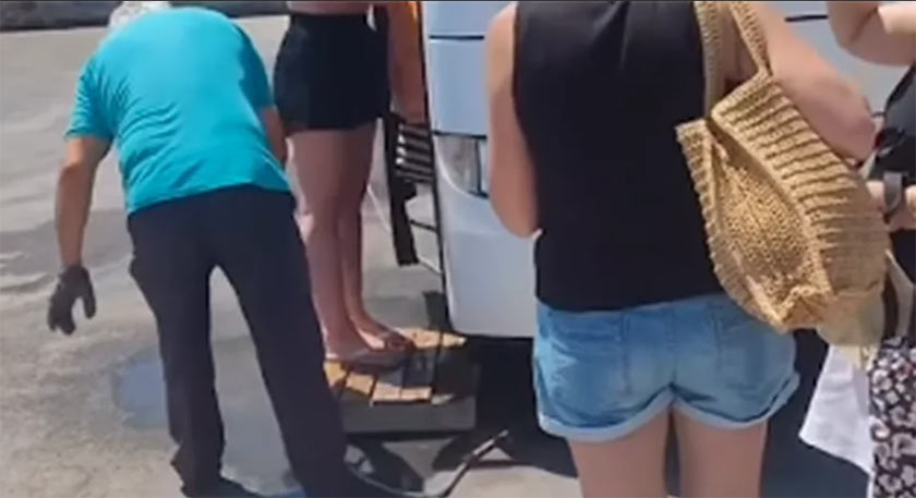 (VIDEO) Vozač autobusa pere noge turistima prije nego što uđu u vozilo