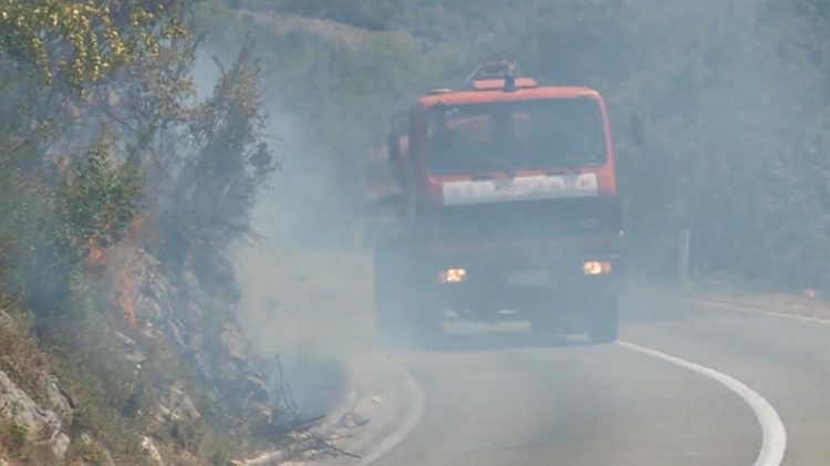 Požar zahvatio Zlatište na Trebeviću: Vatrena stihija prijeti naselju