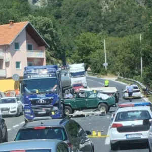 (VIDEO) Gužva na Bradini: Sudar kamiona i dva automobila