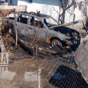 (FOTO) Detalji požara u Tuzli: U požaru izgorio automobil, garaža i oštećena bandera