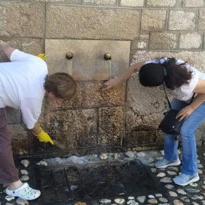 Građani pokazali ljubav prema svom gradu: Očišćeni kameni zidovi česme na Baščaršiji