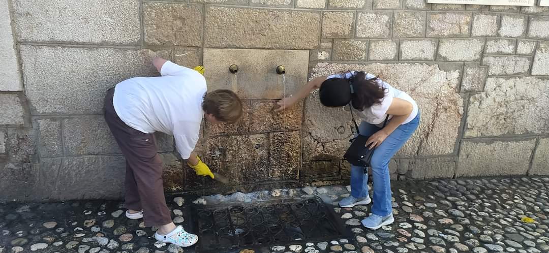 Građani pokazali ljubav prema svom gradu: Očišćeni kameni zidovi česme na Baščaršiji