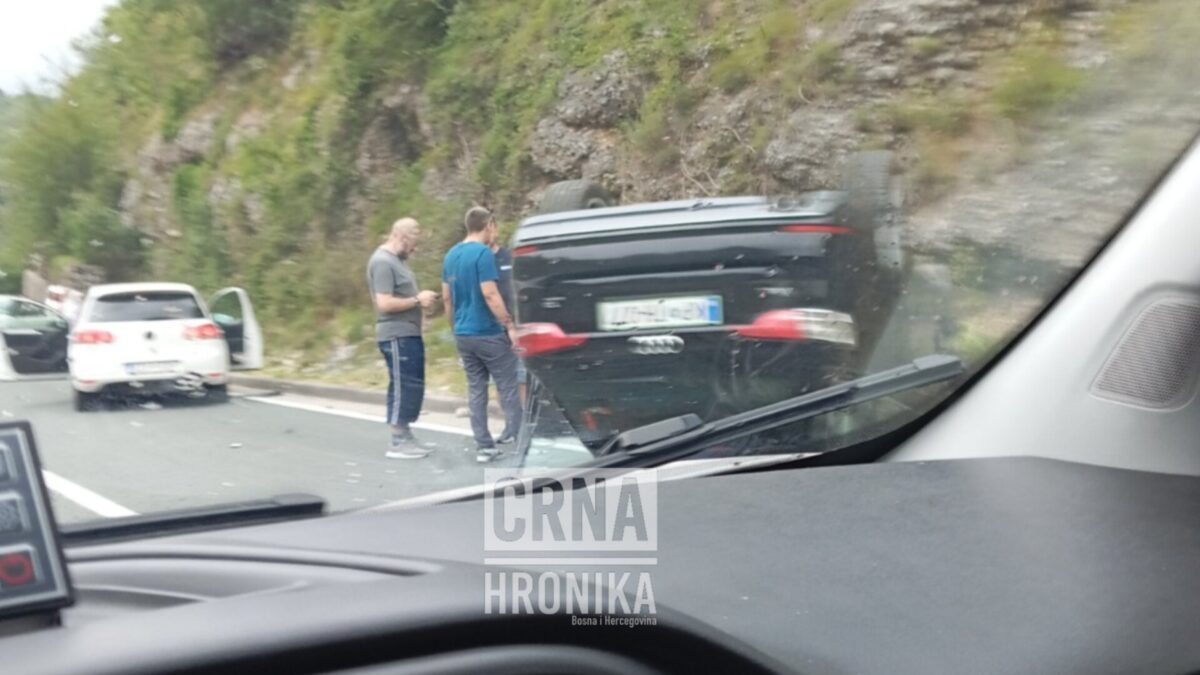 Teška nesreća: Više vozila završilo na krovu nakon teškog sudara na putu Mostar – Jablanica