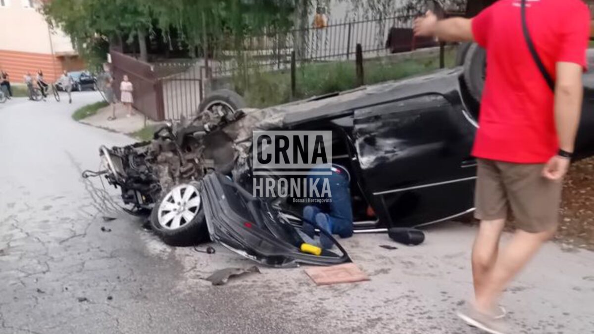 Teška nesreća u Sarajevu: Automobil prevrnut na krov, pijani vozač pobjegao