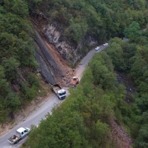 Odron zemlje i kamenja onemogućio promet na dionici Kakanj – Tršće