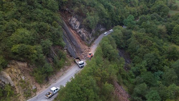 Odron zemlje i kamenja onemogućio promet na dionici Kakanj – Tršće