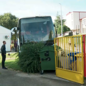 Vozač autobusa iskrcao djecu pa sletio u dvorište vrtića