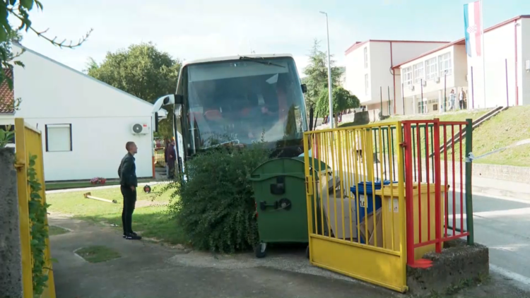 Vozač autobusa iskrcao djecu pa sletio u dvorište vrtića