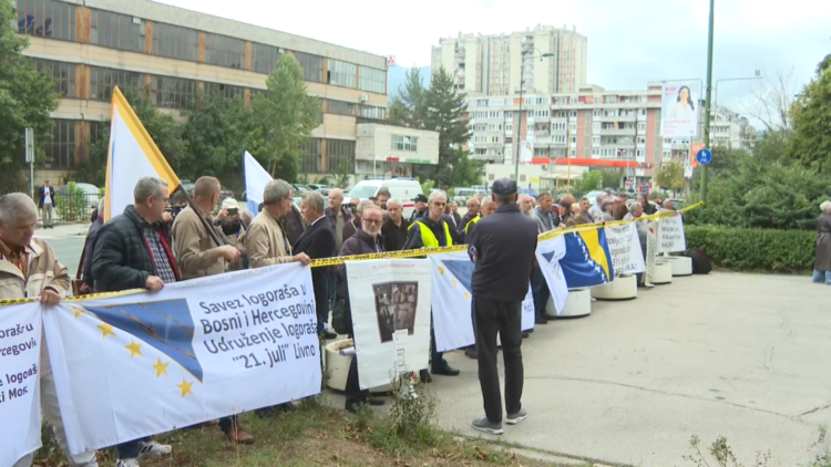 Logoraši ispred Vlade FBiH: “Borci gube tužbe i moraju plaćati hiljade maraka jer su bili zatvoreni u logorima”