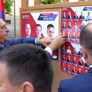 Dodik počeo lijepiti prve plakate u Banjaluci: “Pobjeda se zove SNSD”