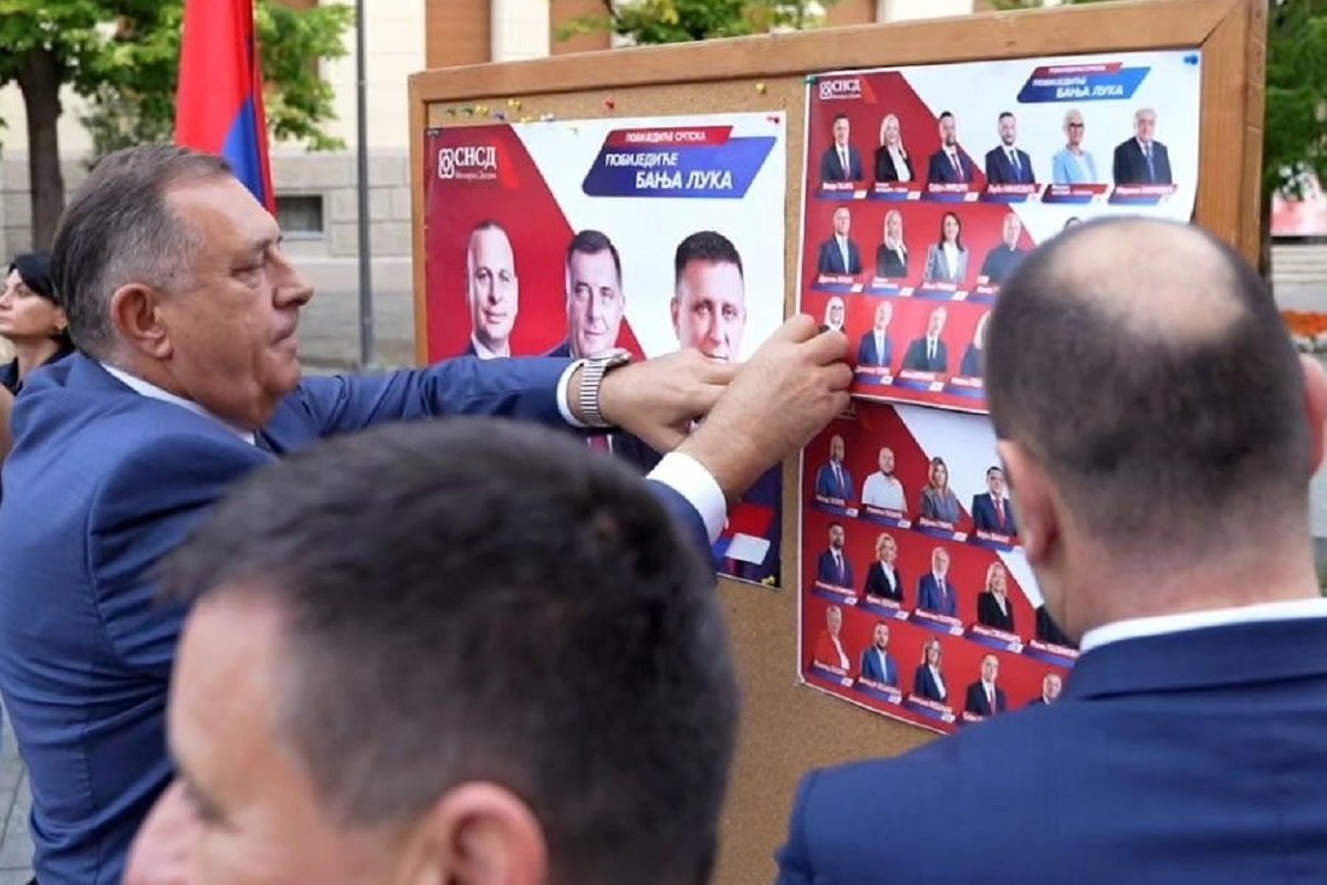 Dodik počeo lijepiti prve plakate u Banjaluci: “Pobjeda se zove SNSD”