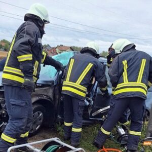 Peugeotom se zabio u kanderu: Vatrogasci rezali automobil da izvuku vozača