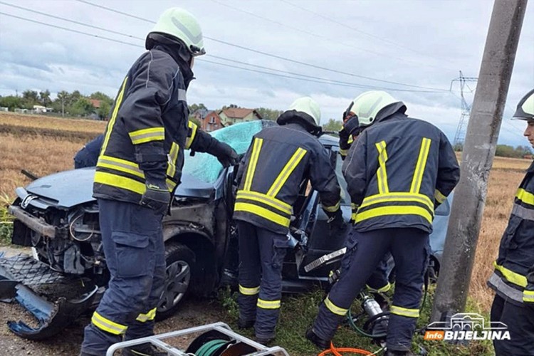 Peugeotom se zabio u kanderu: Vatrogasci rezali automobil da izvuku vozača