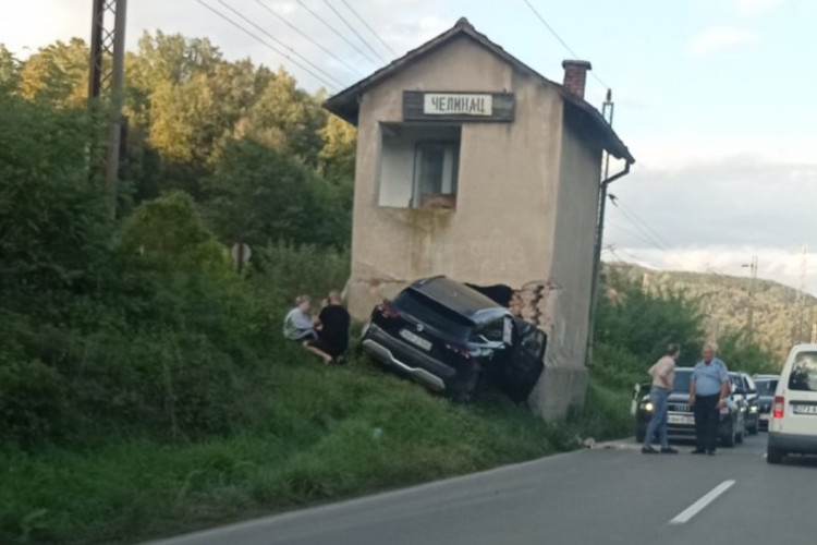 Teška saobraćajka kod Čelinca: Automobilom udario u kućicu pored puta