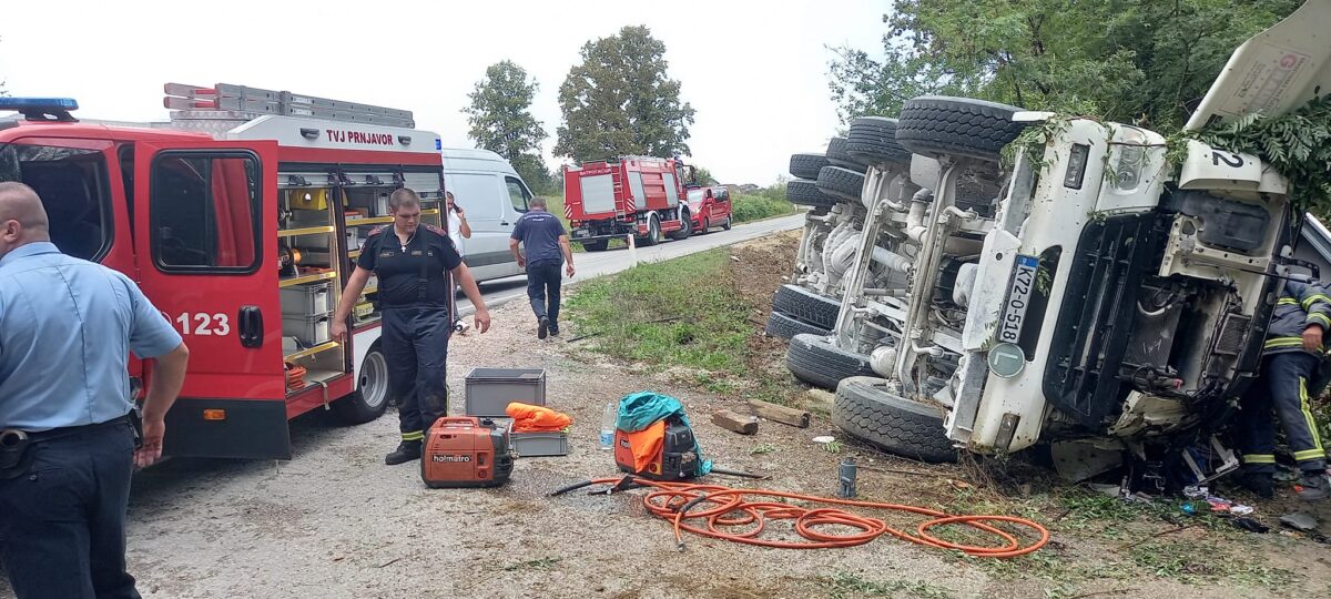 Nesreća kod Prnjavora: Vatrogasci rezali kamion kako bi izvukli vozača