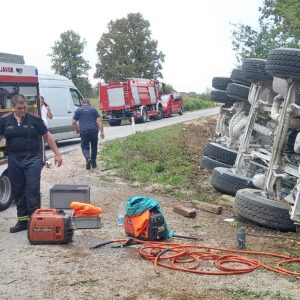 Nesreća kod Prnjavora: Vatrogasci rezali kamion kako bi izvukli vozača