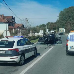 Teška saobraćajna nesreća na M4 kod Gračanice: Sudar tri vozila jedno završilo na krovu