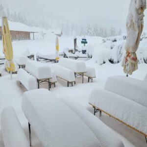 (FOTO) Pogledajte koliko snijega je palo u Austriji