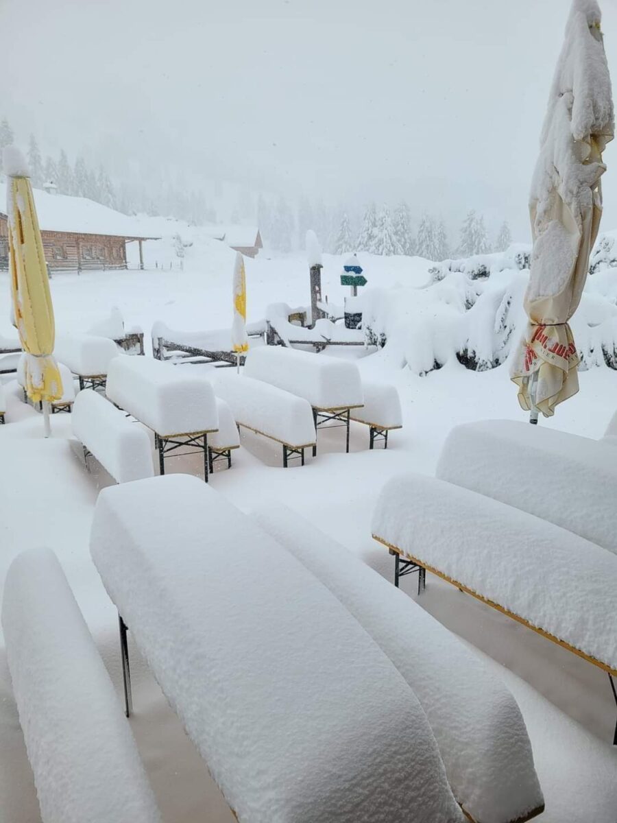 (FOTO) Pogledajte koliko snijega je palo u Austriji