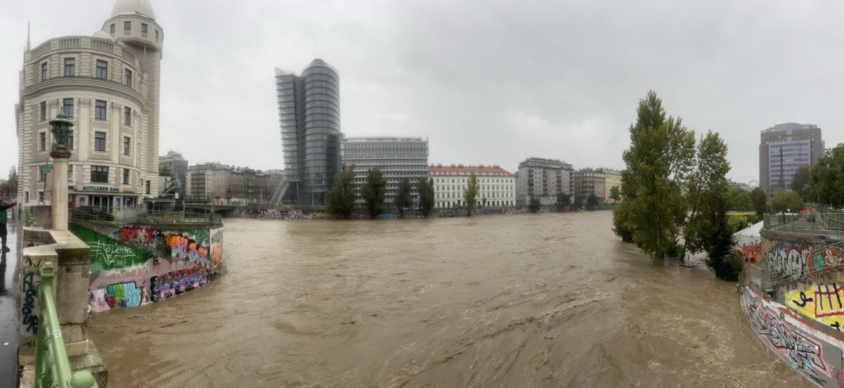 (VIDEO) Poplave u Beču: Izlio se Dunav, počele evakuacije stanovništva, nastradao vatrogasac