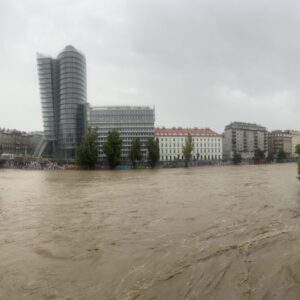 (VIDEO) Poplave u Beču: Izlio se Dunav, počele evakuacije stanovništva, nastradao vatrogasac