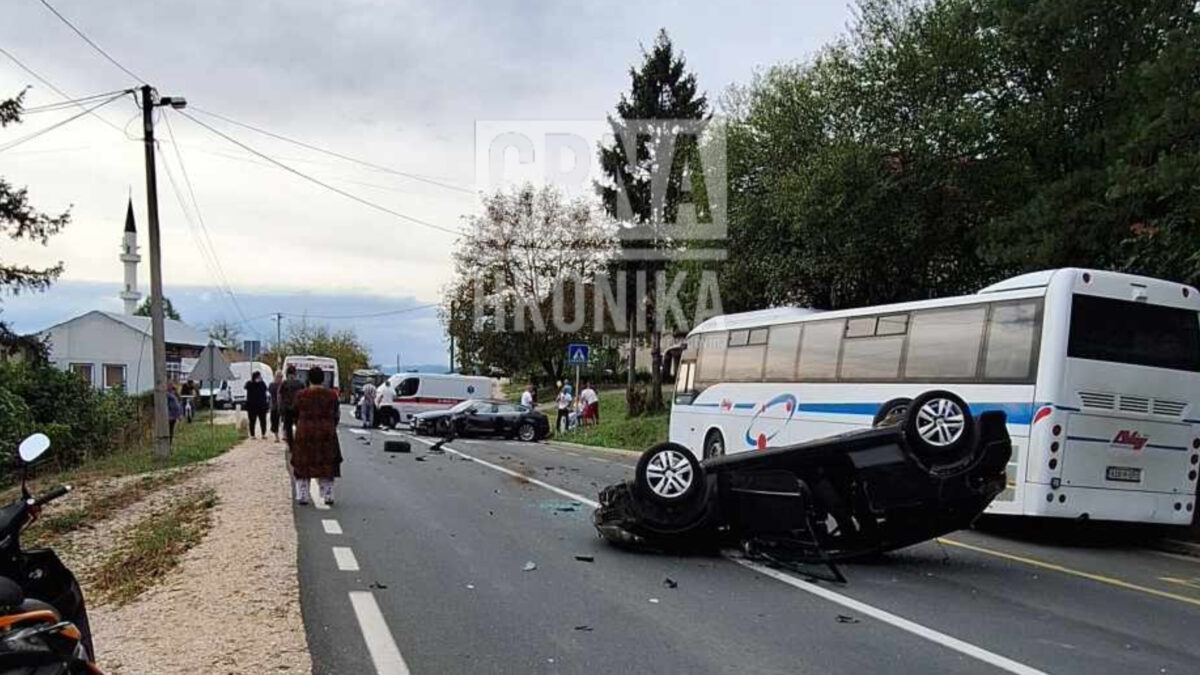 Teška nesreća kod Gračanice: Automobili uništeni, rasuti dijelovi po cesti ostali