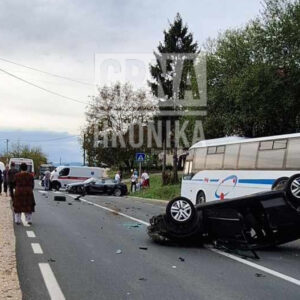 Teška nesreća kod Gračanice: Automobili uništeni, rasuti dijelovi po cesti ostali