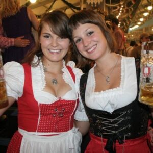 Na popularnom Oktoberfestu konobarice nose tradicionalne nošnje koje su pravljenje u BiH