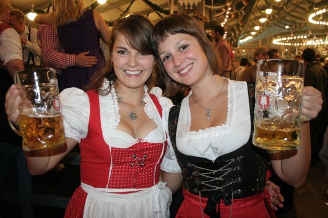 Na popularnom Oktoberfestu konobarice nose tradicionalne nošnje koje su pravljenje u BiH