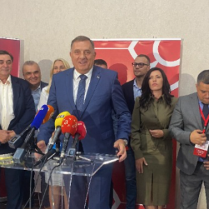 Detalji sa zatvorene sjednice SNSD u Doboju: Dodik optimističan i očekuje podršku SNS-a