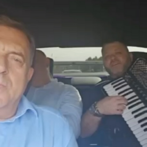 (VIDEO) Milorad Dodik zapjevao u svom automobilu: Uživo mu svirala harmonika