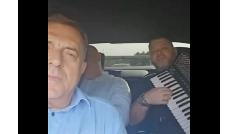 (VIDEO) Milorad Dodik zapjevao u svom automobilu: Uživo mu svirala harmonika