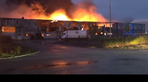 (VIDEO) Veliki požar u Osijeku: Gore skladišta nekoliko kompanija