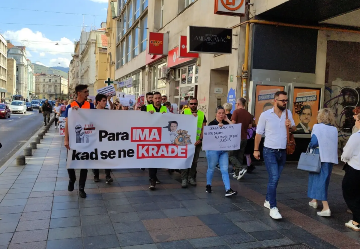 Protestna šetnja mladih u Sarajevu: Nezadovoljni umanjenom subvencijom za kupovinu stana