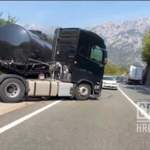 (VIDEO) Teška nesreća na M17: Sudar kamiona, cisterne i automobila