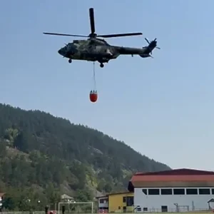 Vanredna situacija: Helikopter gasi požar na području Srebrenice