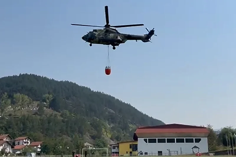 Vanredna situacija: Helikopter gasi požar na području Srebrenice