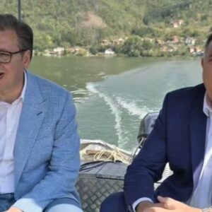 Vučić i Dodik se provozali čamcem pa poručili da nikakve kompromise neće praviti