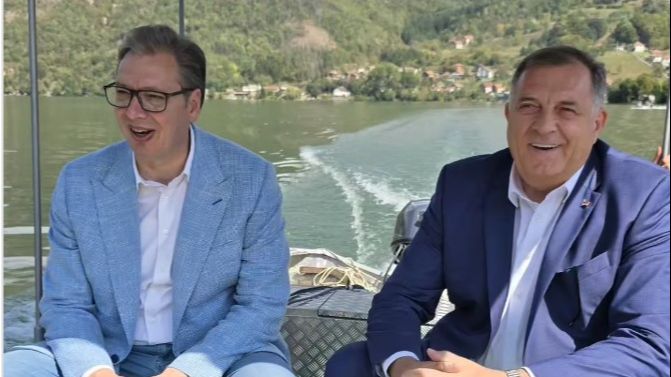 Vučić i Dodik se provozali čamcem pa poručili da nikakve kompromise neće praviti