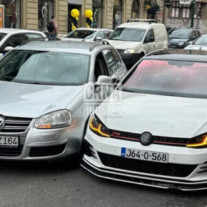 Sudar u centru Sarajeva, materijalna šteta na tri Volkswagena