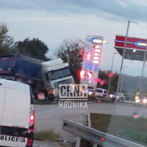 Izbjegnuta tragedija u Sanskom Mostu: Podzid spasio vozača kamiona da se ne zabije u benzinsku pumpu