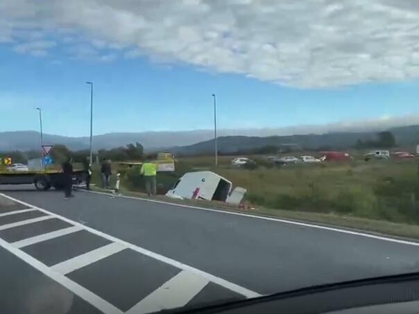 Nesreća kod Nove Gradiške: Kombi s migrantima se prevrnuo tokom policijske potjere