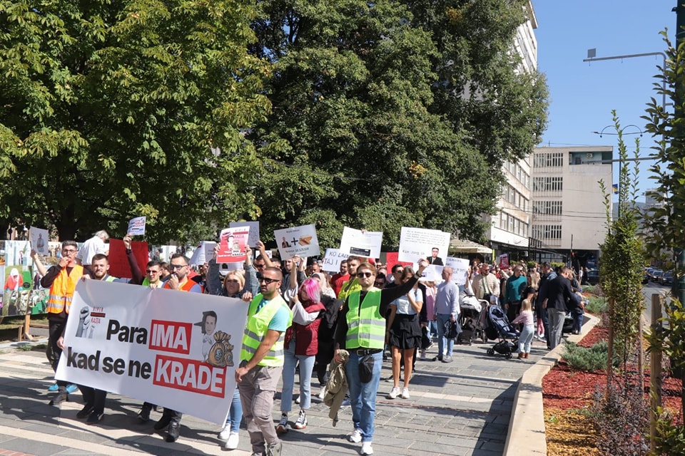 Mladi u subotu opet izlaze na proteste protiv Vlade KS: “Gdje je nestao naš novac?”