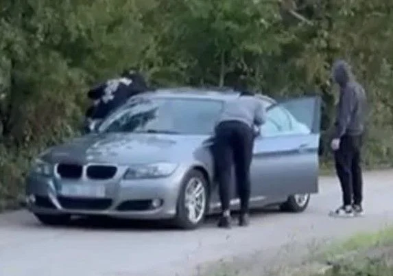 (VIDEO) Maskirani mladići zaustavili BMW i pretukli trojicu u putnika u njemu