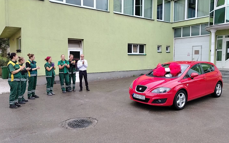 (FOTO) Za 20 godina lojalnosti, firma Neimax svom uposleniku Edinu Draguniću kupila automobil