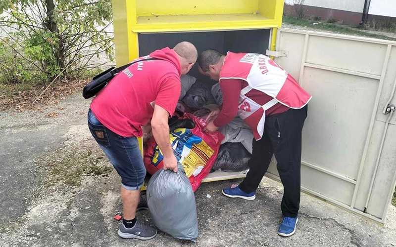 Užas u Banjaluci: Neko ubio psa pa ga ubacio u kontejner “Mozaika prijateljstva”