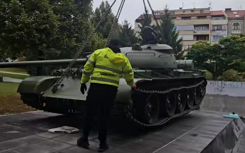 Postavljen tenk u krugu sarajevske škole: “To je uništeni tenk neprijateljske vojske”