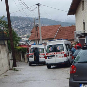 Požar na Velešićima: Ukućani zbog blindiranih vrata nisu mogli izaći iz kuće, spašavali ih vatrogasci