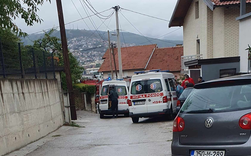 Požar na Velešićima: Ukućani zbog blindiranih vrata nisu mogli izaći iz kuće, spašavali ih vatrogasci